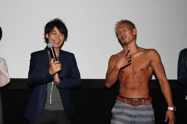 舞台あいさつで裸に！映画『アキラNo.2』フォトギャラリー（10枚目）