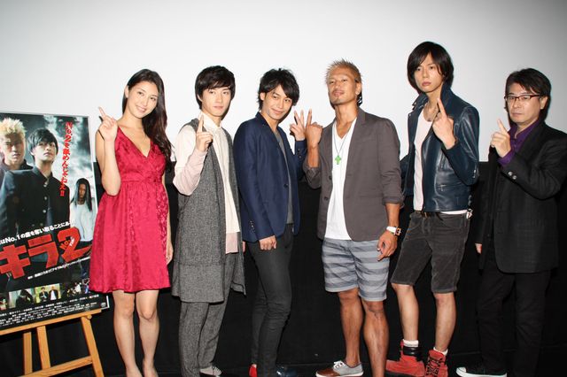 舞台あいさつで裸に！映画『アキラNo.2』フォトギャラリー（12枚目）