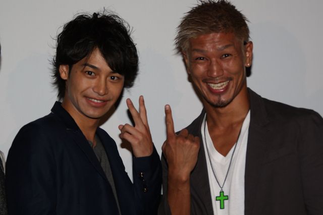 舞台あいさつで裸に！映画『アキラNo.2』フォトギャラリー（14枚目）