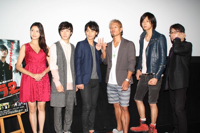 舞台あいさつで裸に！映画『アキラNo.2』フォトギャラリー（15枚目）