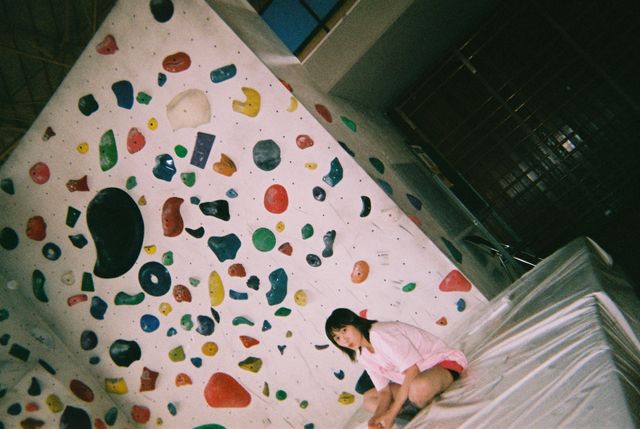 工藤遥＆伊藤健太郎が“写ルンです”で撮影！『のぼる小寺さん』オフショット（6枚目）