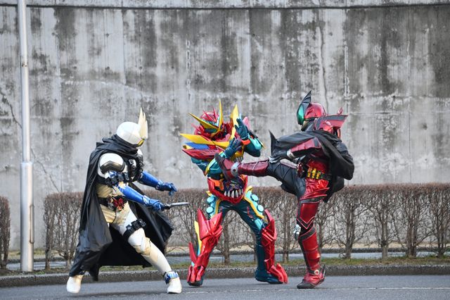 仮面ライダーレジェンドが新たな姿に！「仮面ライダーガッチャード」第33話場面カット（2枚目）