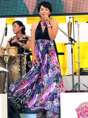 約10年ぶりにイベントで歌を披露した西田ひかる、熱唱！