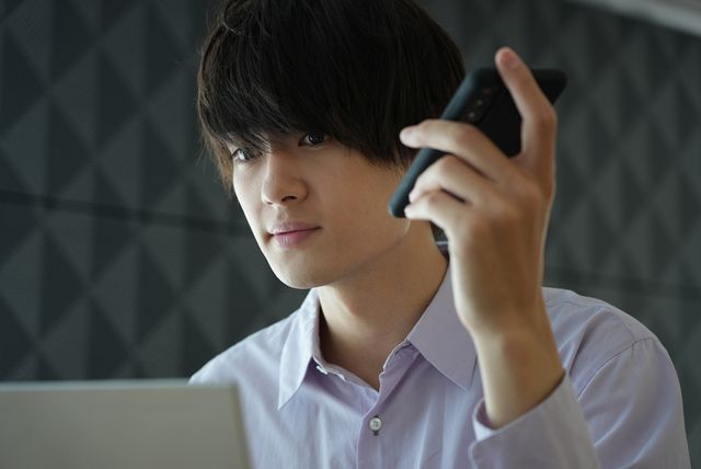 佐野勇斗演じる橘一星は敵か味方か…?ドラマ「真犯人フラグ」第3話場面カット:フォトギャラリー