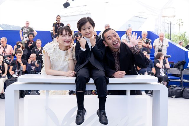 綾瀬はるか、バレンシアガの白ドレスで大悟（千鳥）とフォトコールへ！【第79回カンヌ国際映画祭】：フォトギャラリー