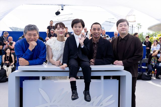 綾瀬はるか、バレンシアガの白ドレスで大悟（千鳥）とフォトコールへ！【第79回カンヌ国際映画祭】（2枚目）