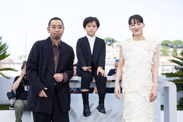 綾瀬はるか、バレンシアガの白ドレスで大悟（千鳥）とフォトコールへ！【第79回カンヌ国際映画祭】（5枚目）
