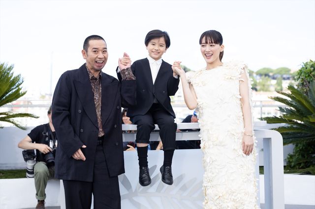 綾瀬はるか、バレンシアガの白ドレスで大悟（千鳥）とフォトコールへ！【第79回カンヌ国際映画祭】（6枚目）