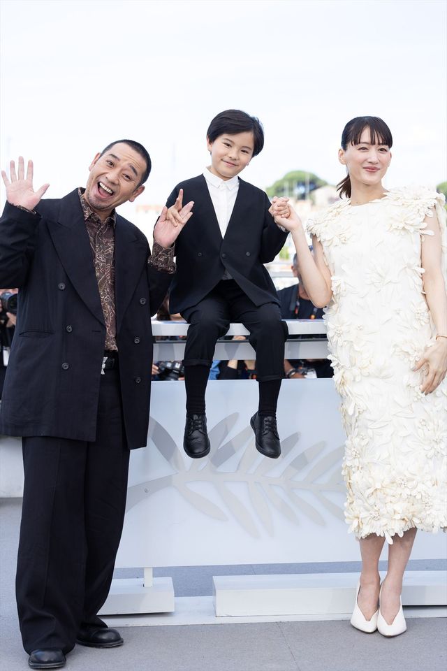 綾瀬はるか、バレンシアガの白ドレスで大悟（千鳥）とフォトコールへ！【第79回カンヌ国際映画祭】（7枚目）
