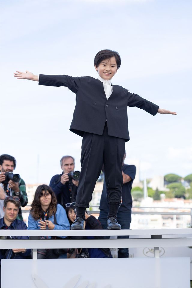 綾瀬はるか、バレンシアガの白ドレスで大悟（千鳥）とフォトコールへ！【第79回カンヌ国際映画祭】（11枚目）