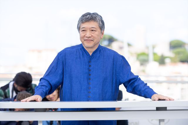 綾瀬はるか、バレンシアガの白ドレスで大悟（千鳥）とフォトコールへ！【第79回カンヌ国際映画祭】（13枚目）