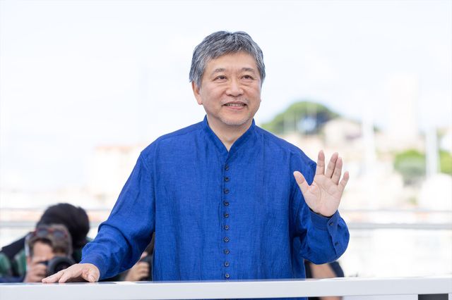 綾瀬はるか、バレンシアガの白ドレスで大悟（千鳥）とフォトコールへ！【第79回カンヌ国際映画祭】（14枚目）