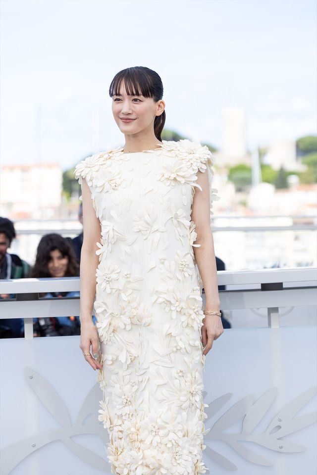 綾瀬はるか、バレンシアガの白ドレスで大悟（千鳥）とフォトコールへ！【第79回カンヌ国際映画祭】（15枚目）