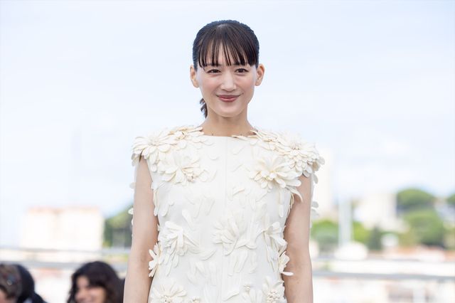 綾瀬はるか、バレンシアガの白ドレスで大悟（千鳥）とフォトコールへ！【第79回カンヌ国際映画祭】（17枚目）