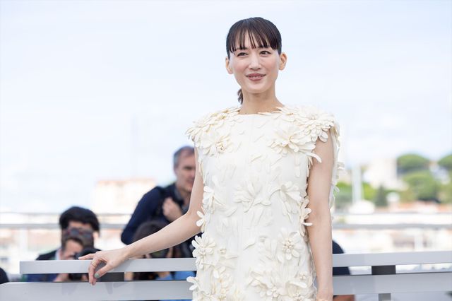 綾瀬はるか、バレンシアガの白ドレスで大悟（千鳥）とフォトコールへ！【第79回カンヌ国際映画祭】（18枚目）