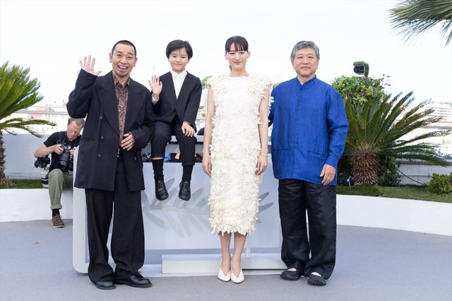 綾瀬はるか、バレンシアガの白ドレスで大悟（千鳥）とフォトコールへ！【第79回カンヌ国際映画祭】（21枚目）