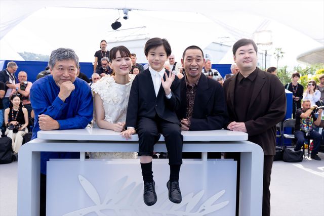 綾瀬はるか、バレンシアガの白ドレスで大悟（千鳥）とフォトコールへ！【第79回カンヌ国際映画祭】（26枚目）