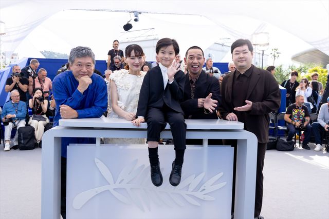 綾瀬はるか、バレンシアガの白ドレスで大悟（千鳥）とフォトコールへ！【第79回カンヌ国際映画祭】（27枚目）