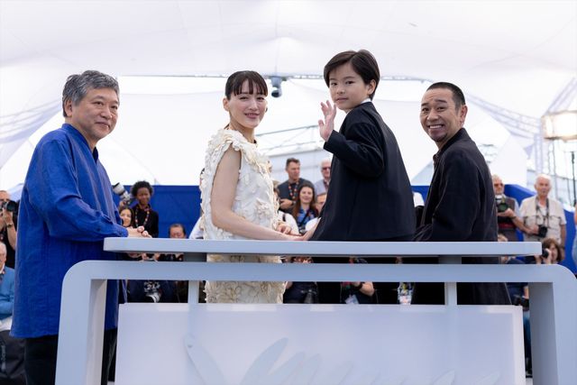 綾瀬はるか、バレンシアガの白ドレスで大悟（千鳥）とフォトコールへ！【第79回カンヌ国際映画祭】（28枚目）