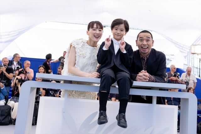 綾瀬はるか、バレンシアガの白ドレスで大悟（千鳥）とフォトコールへ！【第79回カンヌ国際映画祭】（29枚目）