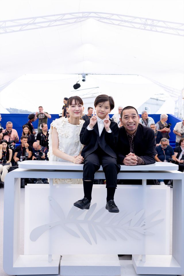 綾瀬はるか、バレンシアガの白ドレスで大悟（千鳥）とフォトコールへ！【第79回カンヌ国際映画祭】（30枚目）