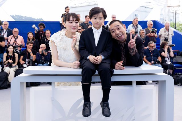 綾瀬はるか、バレンシアガの白ドレスで大悟（千鳥）とフォトコールへ！【第79回カンヌ国際映画祭】（31枚目）