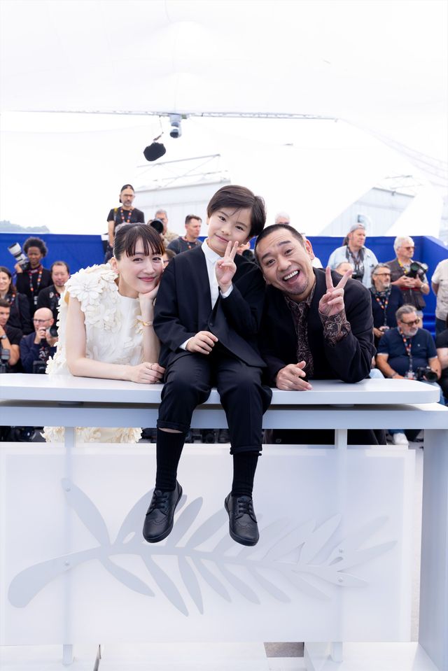 綾瀬はるか、バレンシアガの白ドレスで大悟（千鳥）とフォトコールへ！【第79回カンヌ国際映画祭】（32枚目）