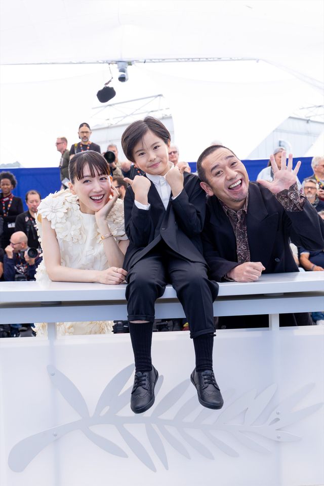 綾瀬はるか、バレンシアガの白ドレスで大悟（千鳥）とフォトコールへ！【第79回カンヌ国際映画祭】（34枚目）