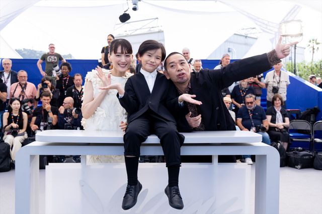 綾瀬はるか、バレンシアガの白ドレスで大悟（千鳥）とフォトコールへ！【第79回カンヌ国際映画祭】（35枚目）