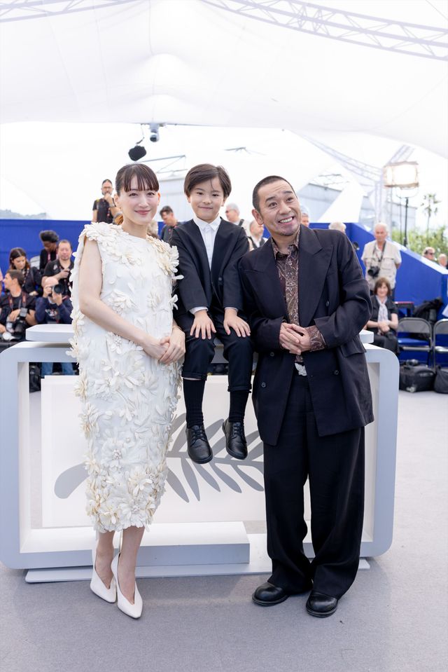 綾瀬はるか、バレンシアガの白ドレスで大悟（千鳥）とフォトコールへ！【第79回カンヌ国際映画祭】（37枚目）