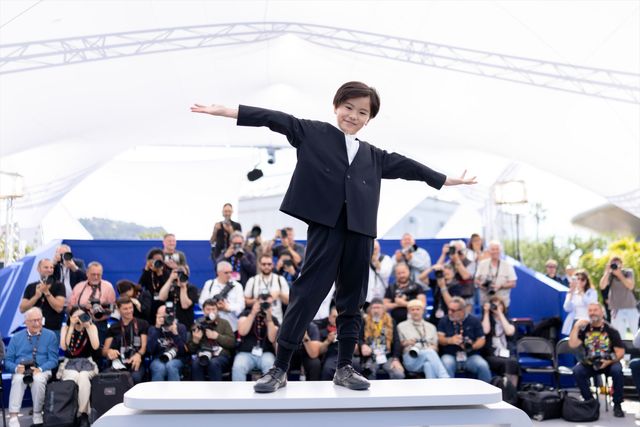 綾瀬はるか、バレンシアガの白ドレスで大悟（千鳥）とフォトコールへ！【第79回カンヌ国際映画祭】（40枚目）