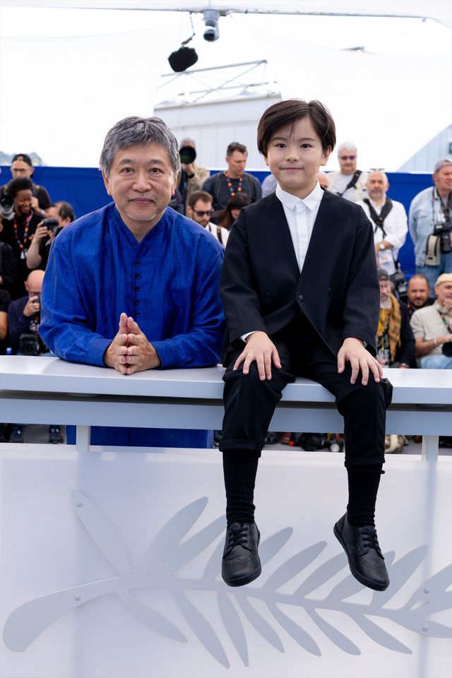 綾瀬はるか、バレンシアガの白ドレスで大悟（千鳥）とフォトコールへ！【第79回カンヌ国際映画祭】（41枚目）