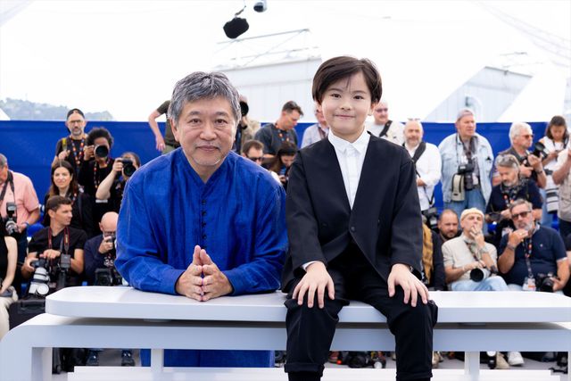 綾瀬はるか、バレンシアガの白ドレスで大悟（千鳥）とフォトコールへ！【第79回カンヌ国際映画祭】（42枚目）
