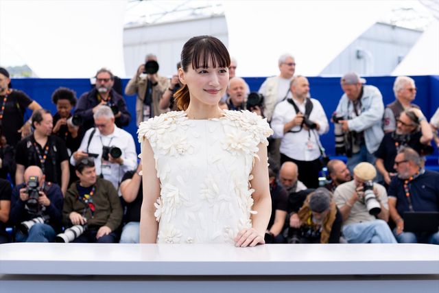 綾瀬はるか、バレンシアガの白ドレスで大悟（千鳥）とフォトコールへ！【第79回カンヌ国際映画祭】（46枚目）