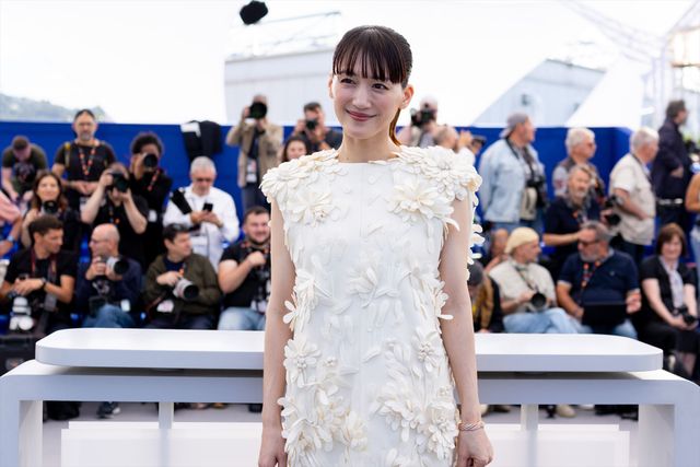 綾瀬はるか、バレンシアガの白ドレスで大悟（千鳥）とフォトコールへ！【第79回カンヌ国際映画祭】（48枚目）