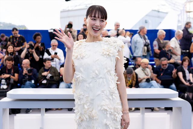 綾瀬はるか、バレンシアガの白ドレスで大悟（千鳥）とフォトコールへ！【第79回カンヌ国際映画祭】（49枚目）