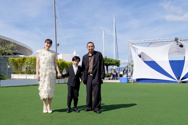 綾瀬はるか、バレンシアガの白ドレスで大悟（千鳥）とフォトコールへ！【第79回カンヌ国際映画祭】（50枚目）