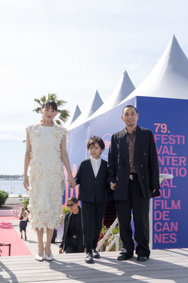 綾瀬はるか、バレンシアガの白ドレスで大悟（千鳥）とフォトコールへ！【第79回カンヌ国際映画祭】（53枚目）