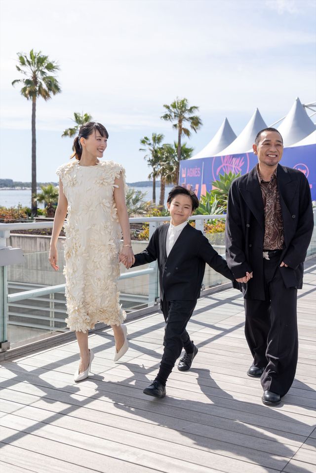 綾瀬はるか、バレンシアガの白ドレスで大悟（千鳥）とフォトコールへ！【第79回カンヌ国際映画祭】（54枚目）