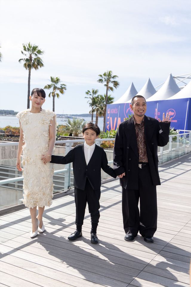 綾瀬はるか、バレンシアガの白ドレスで大悟（千鳥）とフォトコールへ！【第79回カンヌ国際映画祭】（55枚目）