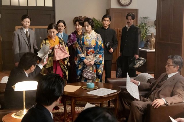 怪しい男たちの手が…「虎に翼」第23回の場面写真（2枚目）