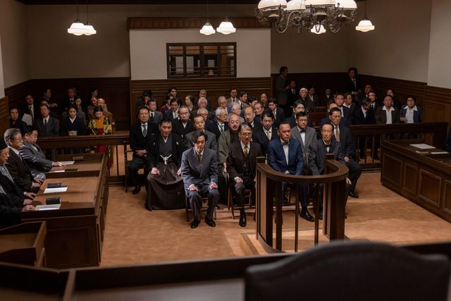 怪しい男たちの手が…「虎に翼」第23回の場面写真（4枚目）