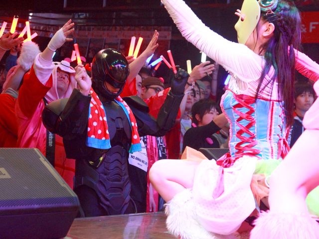 ロボコップが地下アイドルを客席から応援!?フォトギャラリー：フォトギャラリー