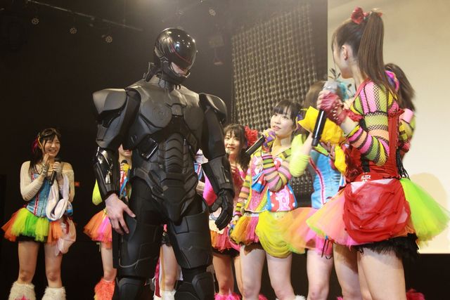 ロボコップが地下アイドルを客席から応援!?フォトギャラリー（2枚目）