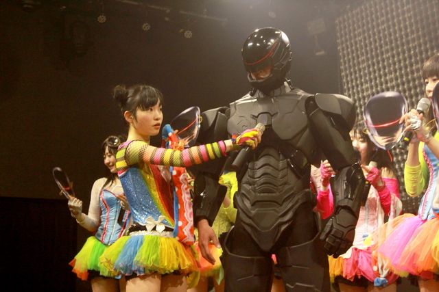 ロボコップが地下アイドルを客席から応援!?フォトギャラリー（3枚目）
