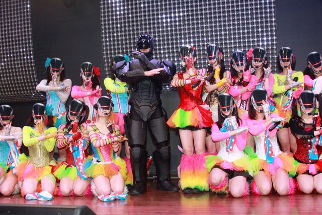 ロボコップが地下アイドルを客席から応援!?フォトギャラリー（4枚目）