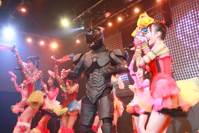 ロボコップが地下アイドルを客席から応援!?フォトギャラリー（9枚目）