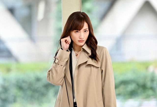 綾瀬はるか＆高橋一生の逆転生活がスタート！「天国と地獄」2話場面写真（6枚目）