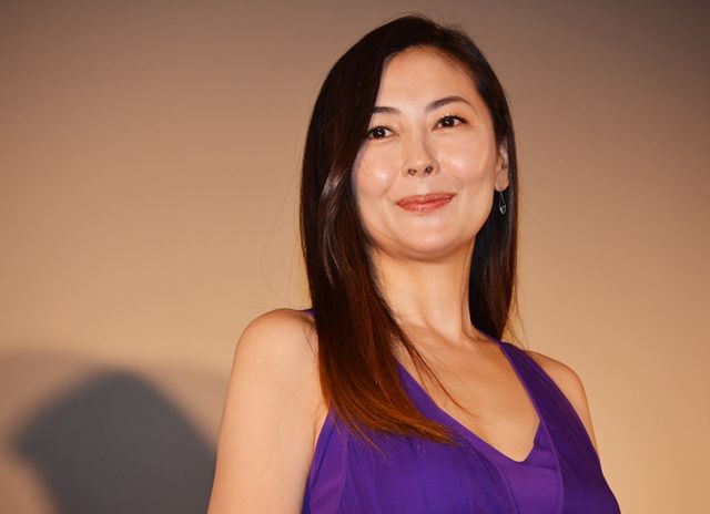 中山美穂、パープルのドレスで登場『蝶の眠り』初日舞台あいさつ【全14枚】：フォトギャラリー