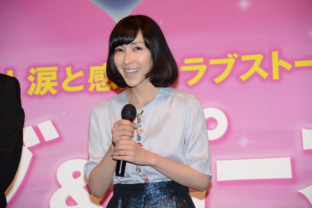 地味ヒロイン演じた麻生久美子の美貌輝く！『ラブ＆ピース』ジャパンプレミアフォトギャラリー（7枚目）